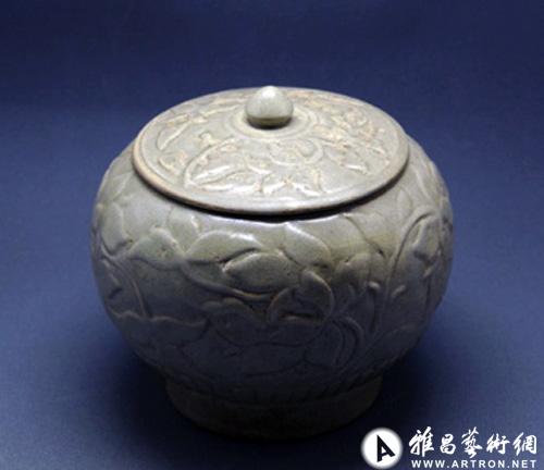 胎质细腻,造型典雅,青釉荧荧,质如碧玉,简单的语句中将越窑青瓷的
